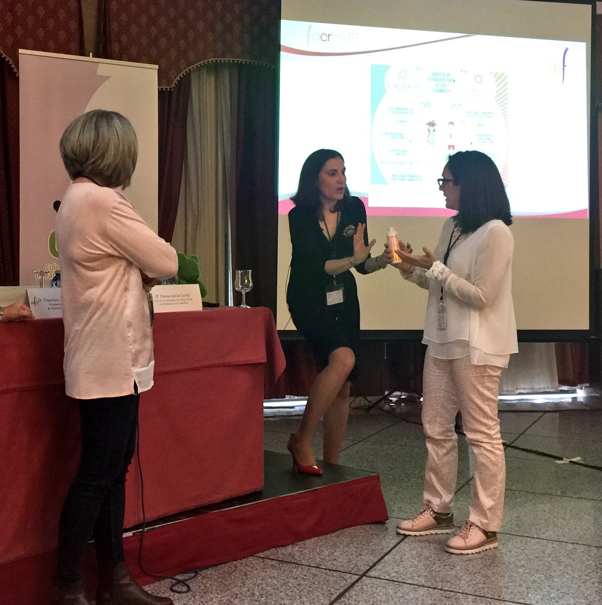 gemaherrerias's tweet photo. Piel embarazo y medicamentos por @boticariagarcia #experimentos que molan #fdermo17 de 10! 👏🏻👏🏻 https://t.co/foD6AxmYCu