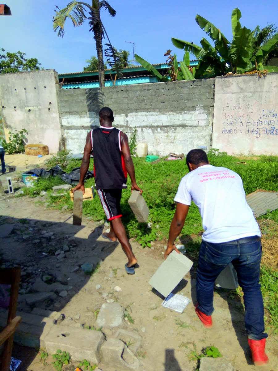 bemab_coul's tweet photo. Pour prévenir la saison pluvieuse , nous avons décidé de construire un abri pour les #BOUNDY . BESOIN DE TÔLES CHEVRON PEINTURE https://t.co/jk00Ru56wN