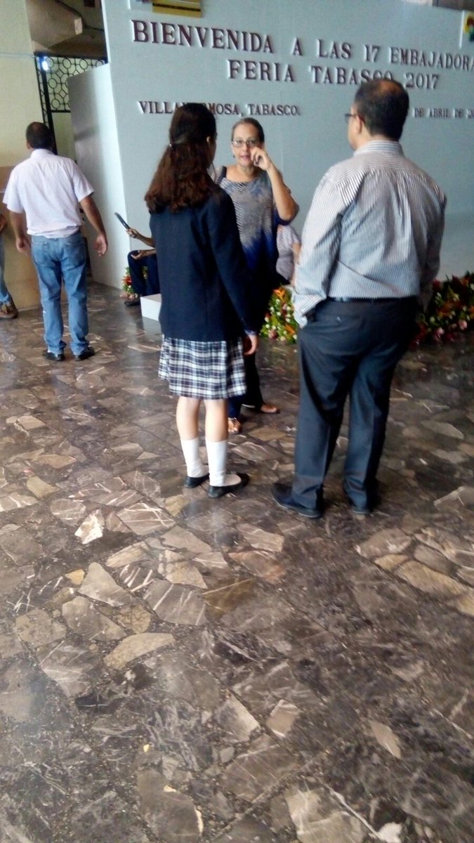 DiarioPresente's tweet image. #Entérate Roban presuntamente teléfono iPhone 7 a mamá de una de las ganadoras de #robogames2017 durante visita en @CongresoTab