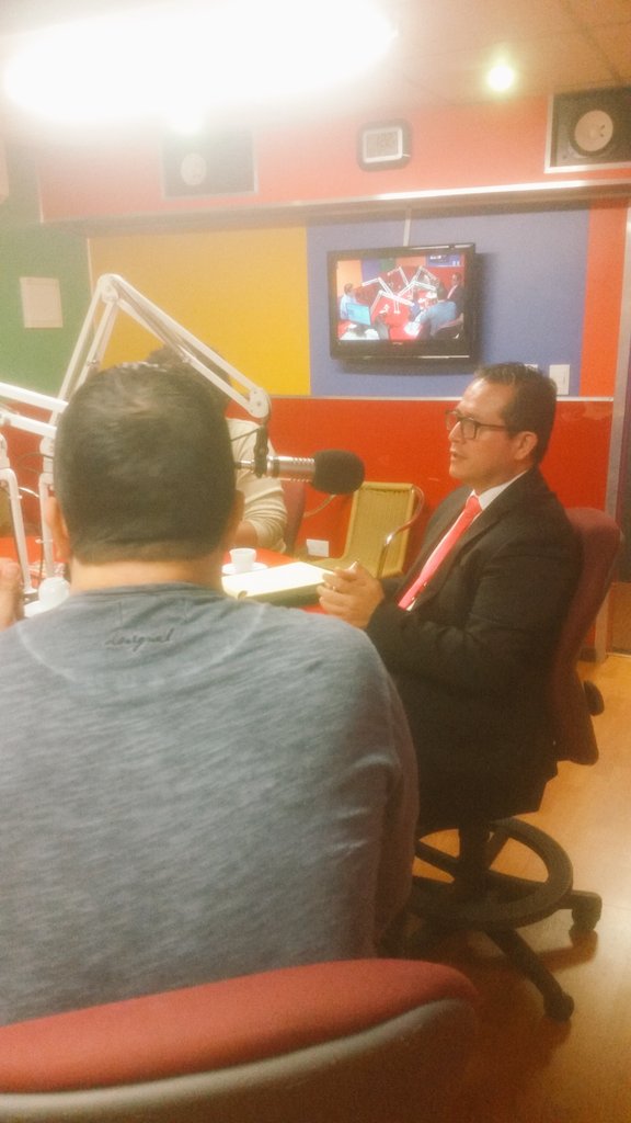 ViryiBaldera's tweet photo. El Gte General de #Cirecom Ing.Cesár Duque conversando sobre la norma #37001AntiSoborno en @almuerzonegocio @joseluisraveloc #circuloempresa https://t.co/0OqmKRyzhb