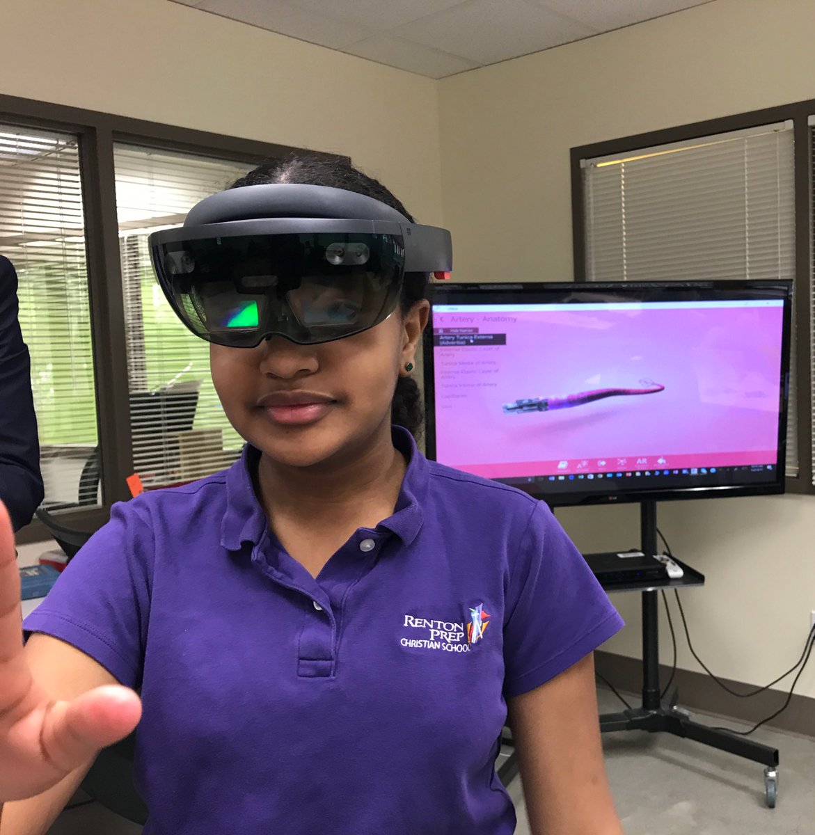 MiaRB206's tweet photo. @rentonprep is using the @HoloLens to learn about #arteries! @corinth_reality @MicrosoftEDU @lifeliqe #msftschool #showcaseschool #STEM ❤️ https://t.co/rf3qv3dTNJ