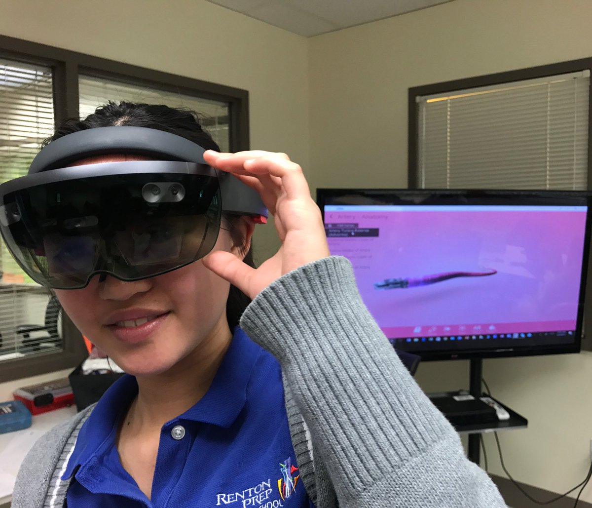 MiaRB206's tweet photo. @rentonprep is using the @HoloLens to learn about #arteries! @corinth_reality @MicrosoftEDU @lifeliqe #msftschool #showcaseschool #STEM ❤️ https://t.co/rf3qv3dTNJ