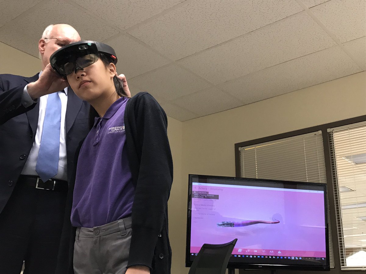 MiaRB206's tweet photo. @rentonprep is using the @HoloLens to learn about #arteries! @corinth_reality @MicrosoftEDU @lifeliqe #msftschool #showcaseschool #STEM ❤️ https://t.co/rf3qv3dTNJ