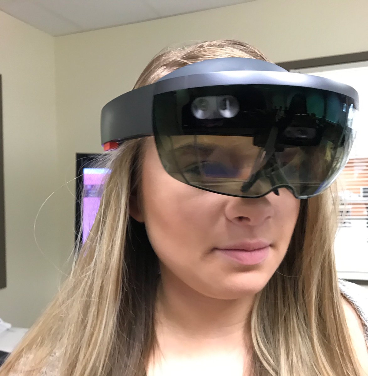 MiaRB206's tweet photo. @rentonprep is using the @HoloLens to learn about #arteries! @corinth_reality @MicrosoftEDU @lifeliqe #msftschool #showcaseschool #STEM ❤️ https://t.co/rf3qv3dTNJ