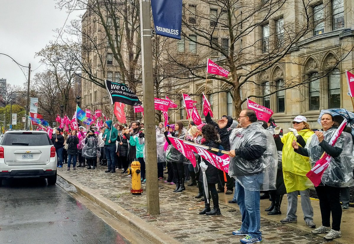 FredHahnCUPE's tweet photo. So Proud to stand with @CUPE2073 today - Calling on Gov't to question Canadian Hearing Societies priorities #EndtheStrikeNow @CUPEOntario https://t.co/7EuusitmWO