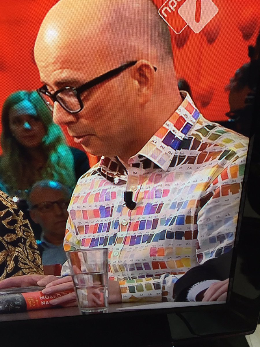 MartijnHeus's tweet photo. Ik wil heel graag de verkoper ontmoeten die dit shirt aan Arno Koek heeft verkocht! #dwdd #topverkoper https://t.co/nd8JZT25XC