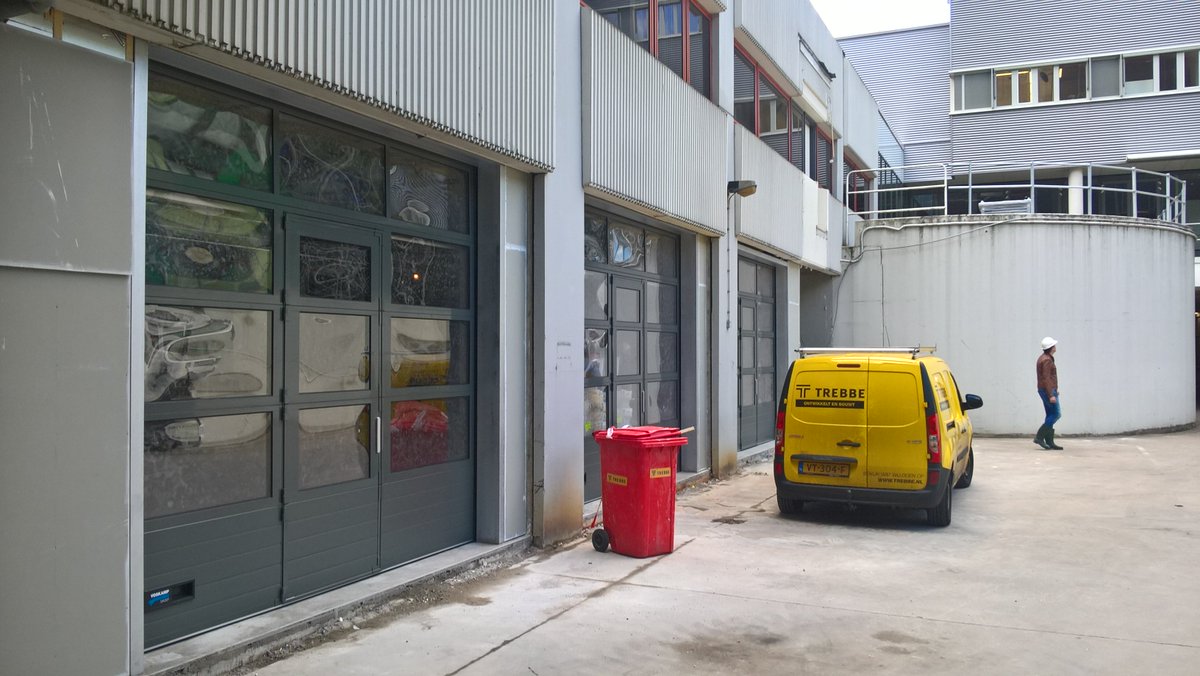 nielsslotman's tweet photo. Overheaddeuren geplaatst in voormalig keuken MST voor de bouw van logistiek centrum MST!@DuraVermeer @Trebbe1911 @GoossenTePas https://t.co/d8VBE7IJ0G