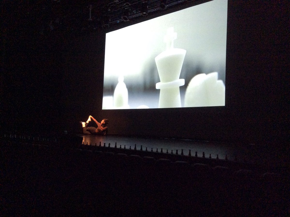 AzkunaZentroa's tweet photo. @olatzdeandres artistaren 'The Endgame' pieza bizitzen #gutunzuria2017 jaialdiaren inaugurazioan. https://t.co/dM1VVoXMOE
