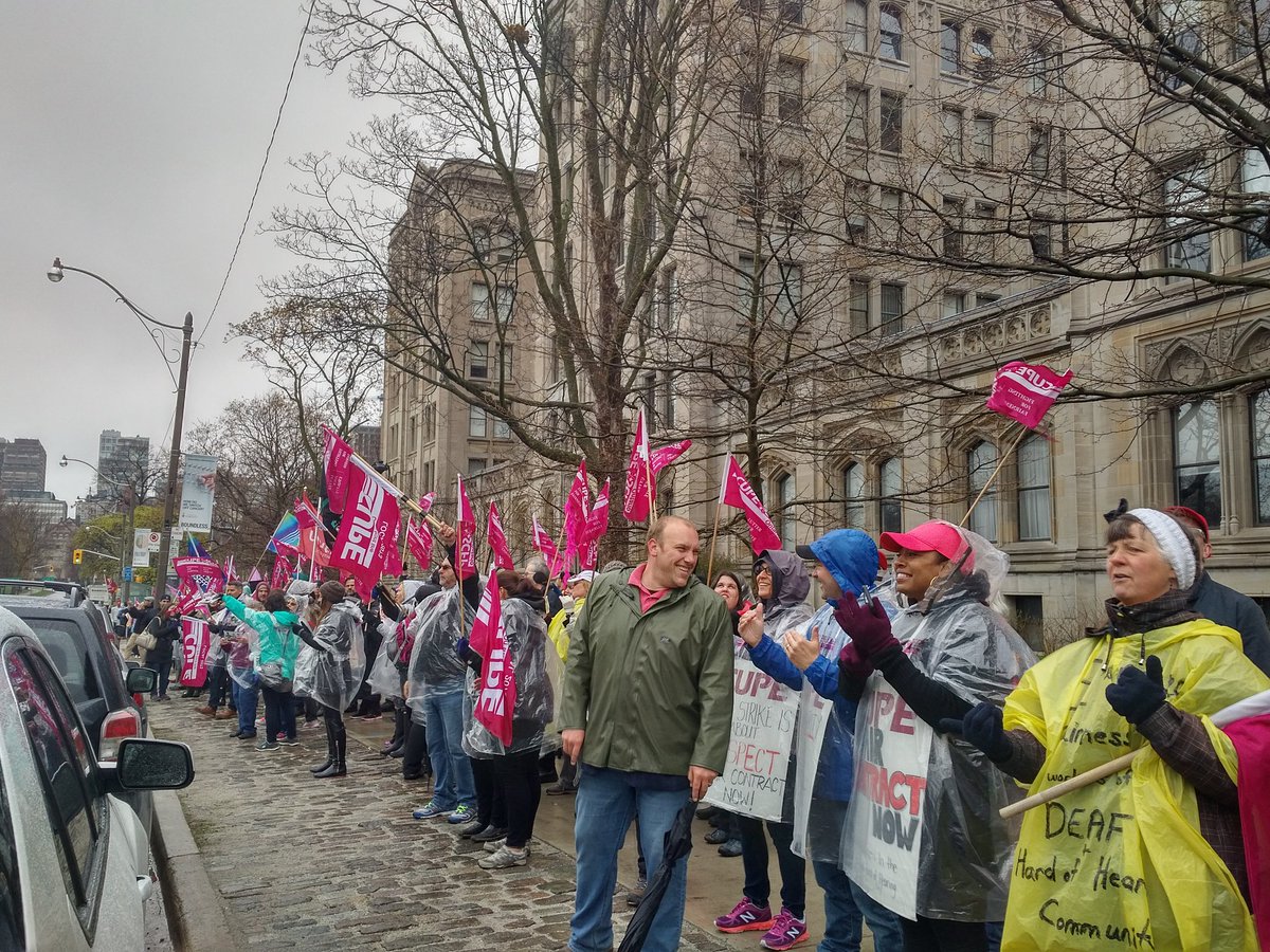 FredHahnCUPE's tweet photo. So Proud to stand with @CUPE2073 today - Calling on Gov't to question Canadian Hearing Societies priorities #EndtheStrikeNow @CUPEOntario https://t.co/7EuusitmWO