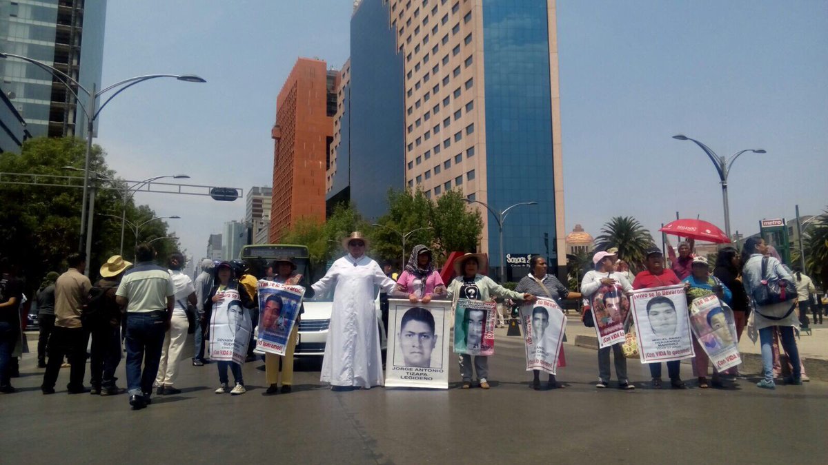 Tlachinollan's tweet photo. Cerco policial rodea a madres y padres de #Ayotzinapa "Pese a hostigamiento nuestra exigencia de justicia y verdad no parará", advierten https://t.co/k6IjTNV6jR
