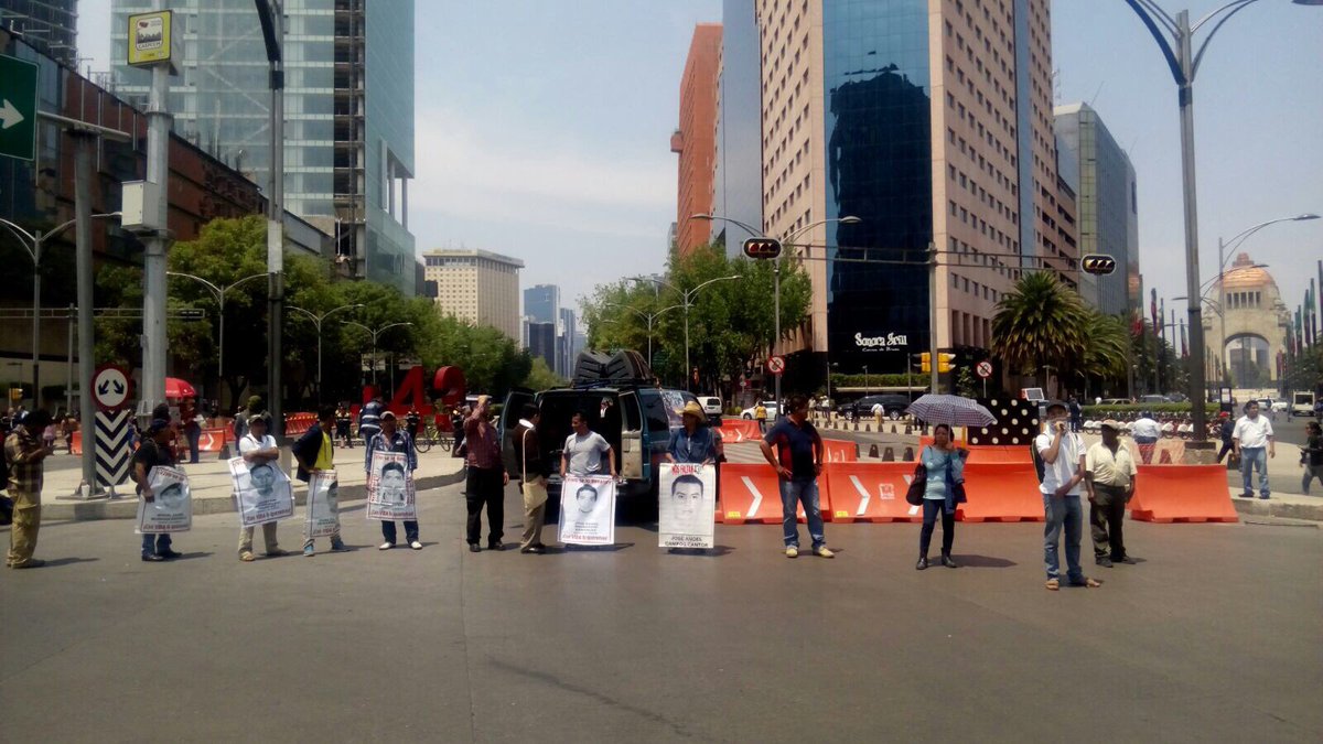 Tlachinollan's tweet photo. Cerco policial rodea a madres y padres de #Ayotzinapa "Pese a hostigamiento nuestra exigencia de justicia y verdad no parará", advierten https://t.co/k6IjTNV6jR