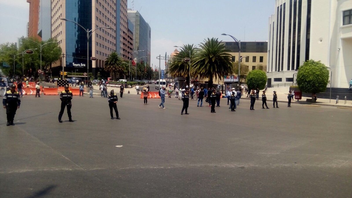 Tlachinollan's tweet photo. Cerco policial rodea a madres y padres de #Ayotzinapa "Pese a hostigamiento nuestra exigencia de justicia y verdad no parará", advierten https://t.co/k6IjTNV6jR