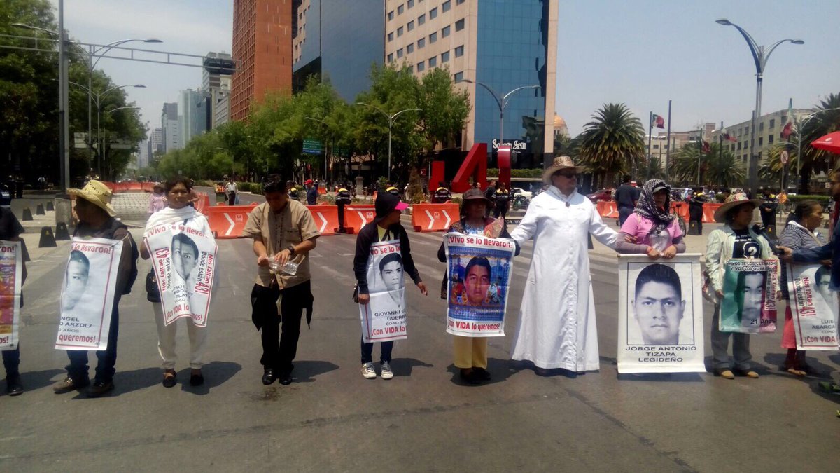 Cerco policial rodea a madres y padres de #Ayotzinapa "Pese a hostigamiento nuestra exigencia de justicia y verdad no parará", advierten