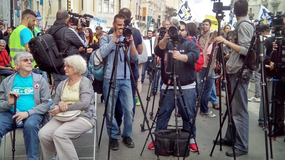 KontraPRESS's tweet photo. Protest inicijative Ne da(vi)mo Beograd na godisnjicu suspendovannja pravne drzave u Srbiji #nedavimobgd #savamala #fantomke https://t.co/Ct8ekwk77S