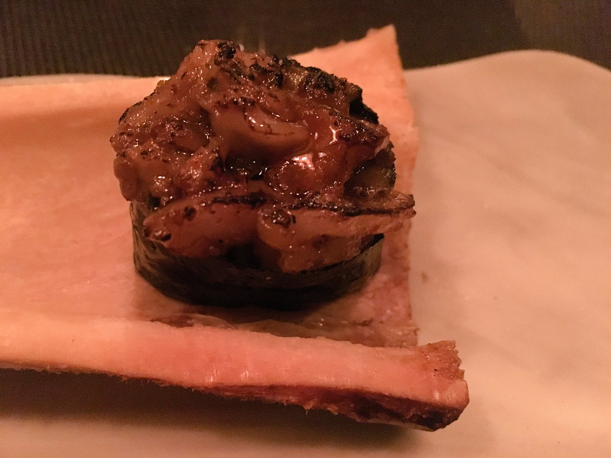 Muy buen producto, bien tratado en <a href="/Yugo_The_Bunker/">Yugo The Bunker</a>. Sashimi, niguiri kamatoro, gunkan de erizo y caviar blanco y de tuétano. No es barato.