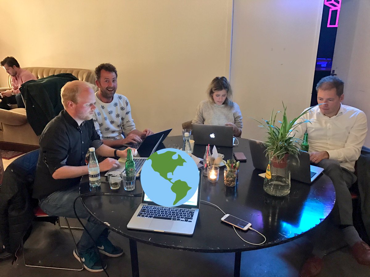thebestsocialNL's tweet photo. Welke inzending maakt dit jaar kans op een Beste Innovatie Award? De juryleden tellen hun punten op... #debestesocial https://t.co/bAE4hichXu
