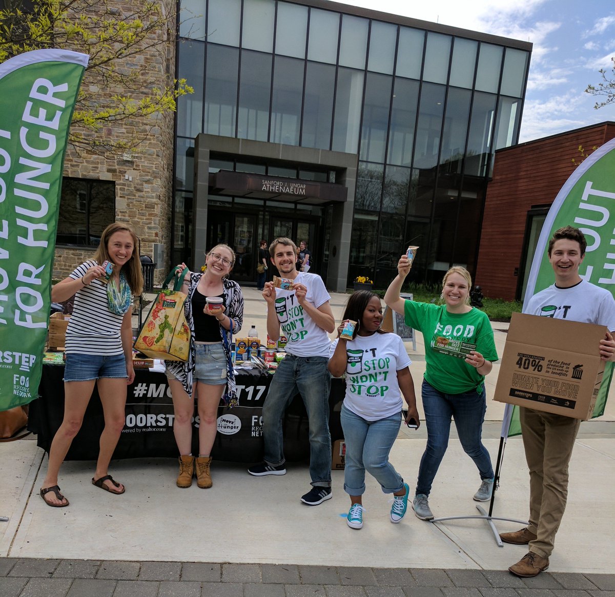 MoveForHunger's tweet photo. Thank you to @GoucherFRN and @AMSmoving for helping to Move Out Hunger at @gouchercollege on Friday! #MoveOut17 https://t.co/fIu2mutGd0