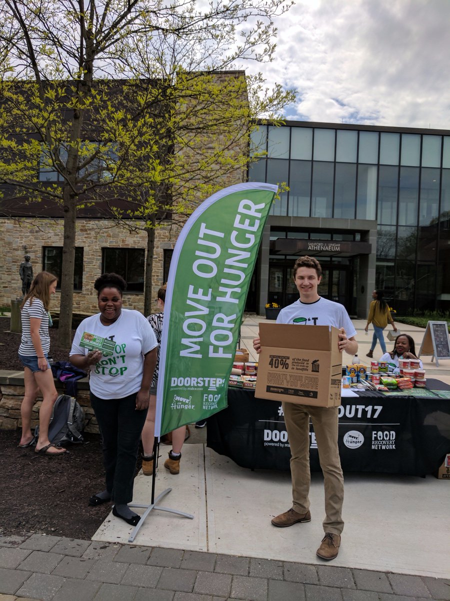 MoveForHunger's tweet photo. Thank you to @GoucherFRN and @AMSmoving for helping to Move Out Hunger at @gouchercollege on Friday! #MoveOut17 https://t.co/fIu2mutGd0