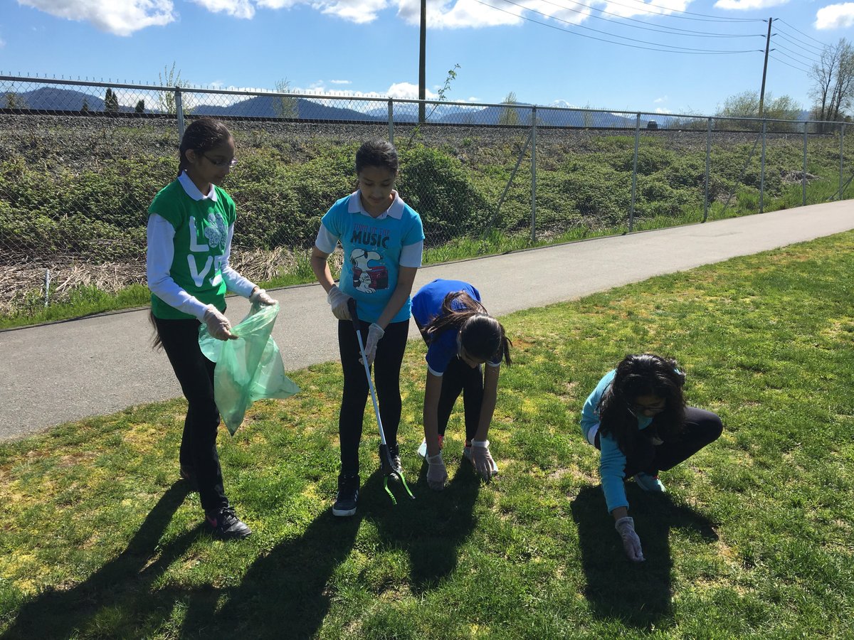 Dasmesh_Falcons's tweet photo. Grade 6 students cleaning up around the campus for Earth Day 🌎 https://t.co/aSgw3S9t6k