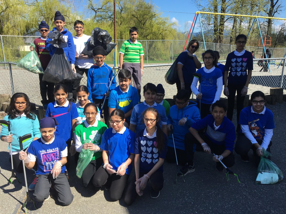 Dasmesh_Falcons's tweet photo. Grade 6 students cleaning up around the campus for Earth Day 🌎 https://t.co/aSgw3S9t6k