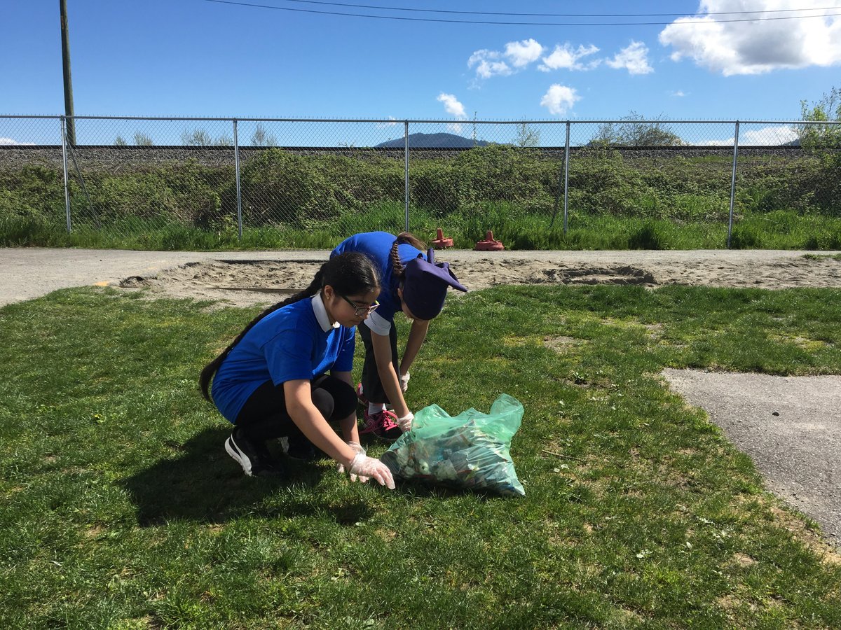 Dasmesh_Falcons's tweet photo. Grade 6 students cleaning up around the campus for Earth Day 🌎 https://t.co/aSgw3S9t6k
