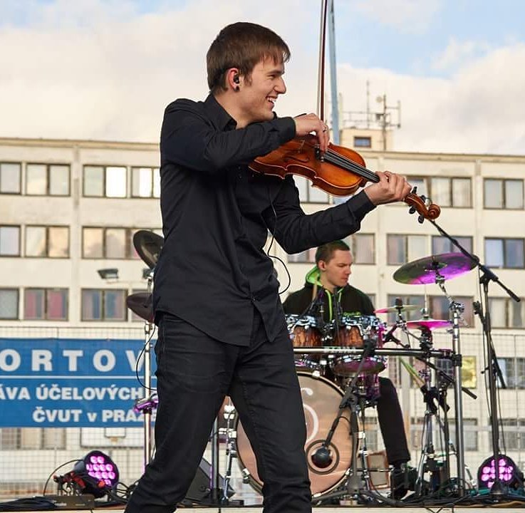 TomStepanek's tweet photo. When you realize that you are exactly where you want to be #violin #band #gig #instrumental #metal #rock #classical #music @endofscream https://t.co/wuv9TfdWDy