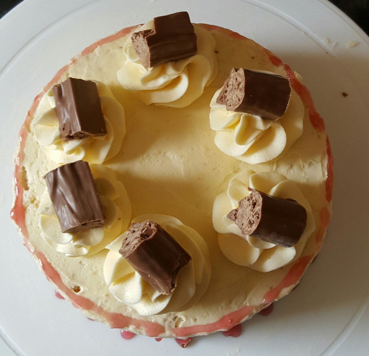 DDsCupcakes8's tweet photo. When you've got cake left over & you make a #teatimetreat for your friend 😊
#FriendshipGoals #leftovercake #ownboss https://t.co/lZizCF0S6r