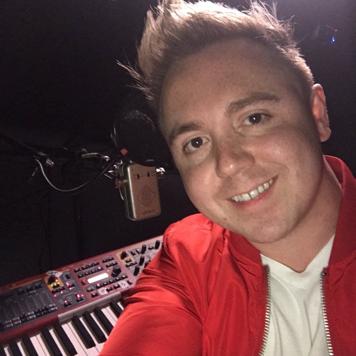johngalea's tweet photo. ๐ฅ ๐ค๐น Playing this lovely #nord for some @OntSofa @YouTube @YouTubeSpaceLon acoustic sessions #ontsofa @nordkeyboards @NordKeyboardsUK https://t.co/FqS7mKofpB