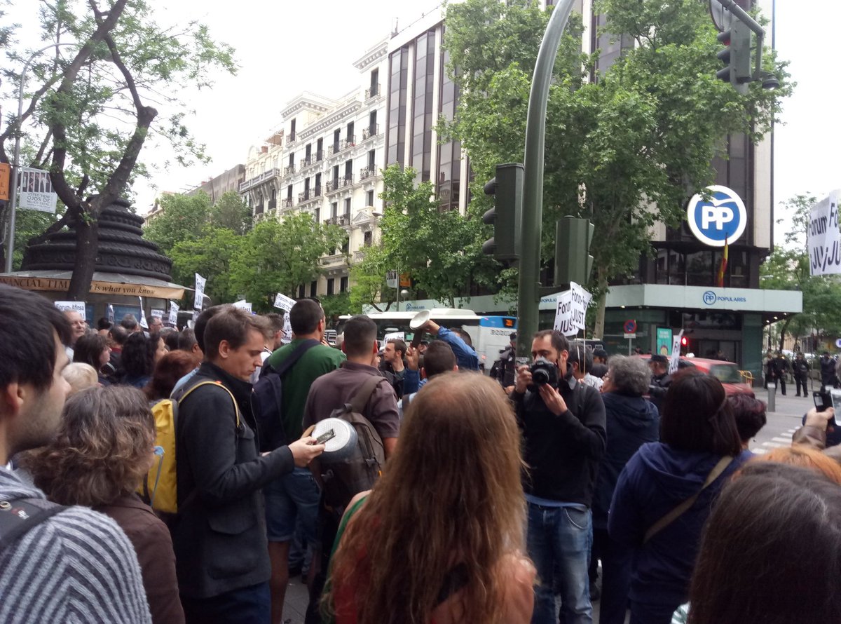 publico_es's tweet photo. FACEBOOK LIVE | Estamos retransmitiendo en directo la concentración / cacerolada en la sede del @PPopular https://t.co/OK0Ou5WQMK https://t.co/3ZnuuhViZZ