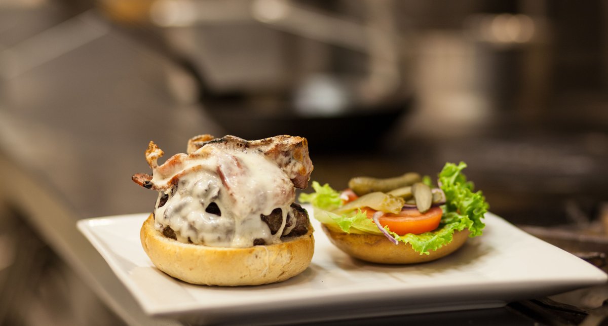 CaloriesYXE's tweet photo. Tuesday burger night. Organic beef burger, lentil burger or Chef's choice burger $10. Local pints $6 #tuesdaydate #yxe @broadwayyxe https://t.co/pIIqKAj2CB