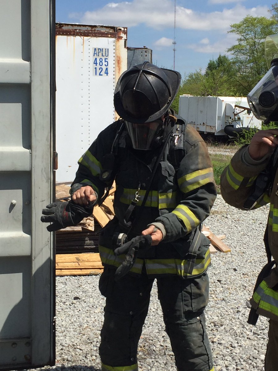 IFD_NEWS's tweet image. Meet @FDIC 1st time attendee Greg Dypsky retired 31 yr vet of @dcfireems now a volunteer training Capt for Ocean City MD FD @BobbyHalton 👍