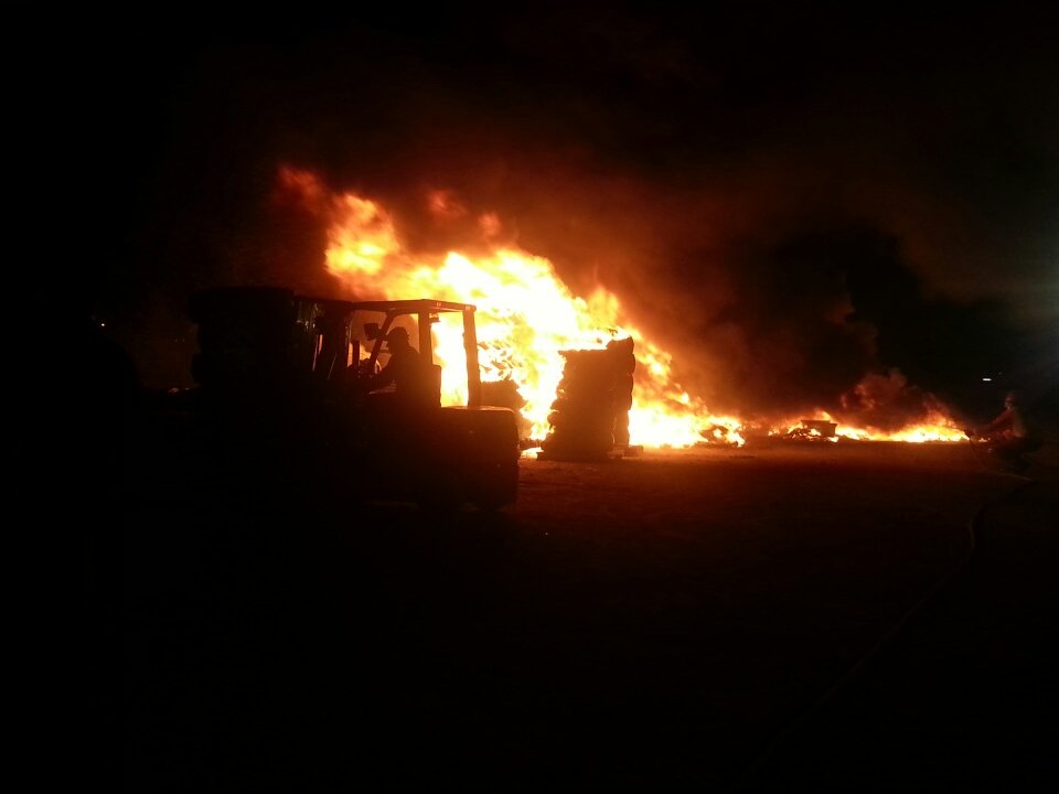 JacaNewswatch's tweet photo. #Lichtenburg Workers scrambling to put the fire out before it spreads.
MV https://t.co/pJmErwH81Z
