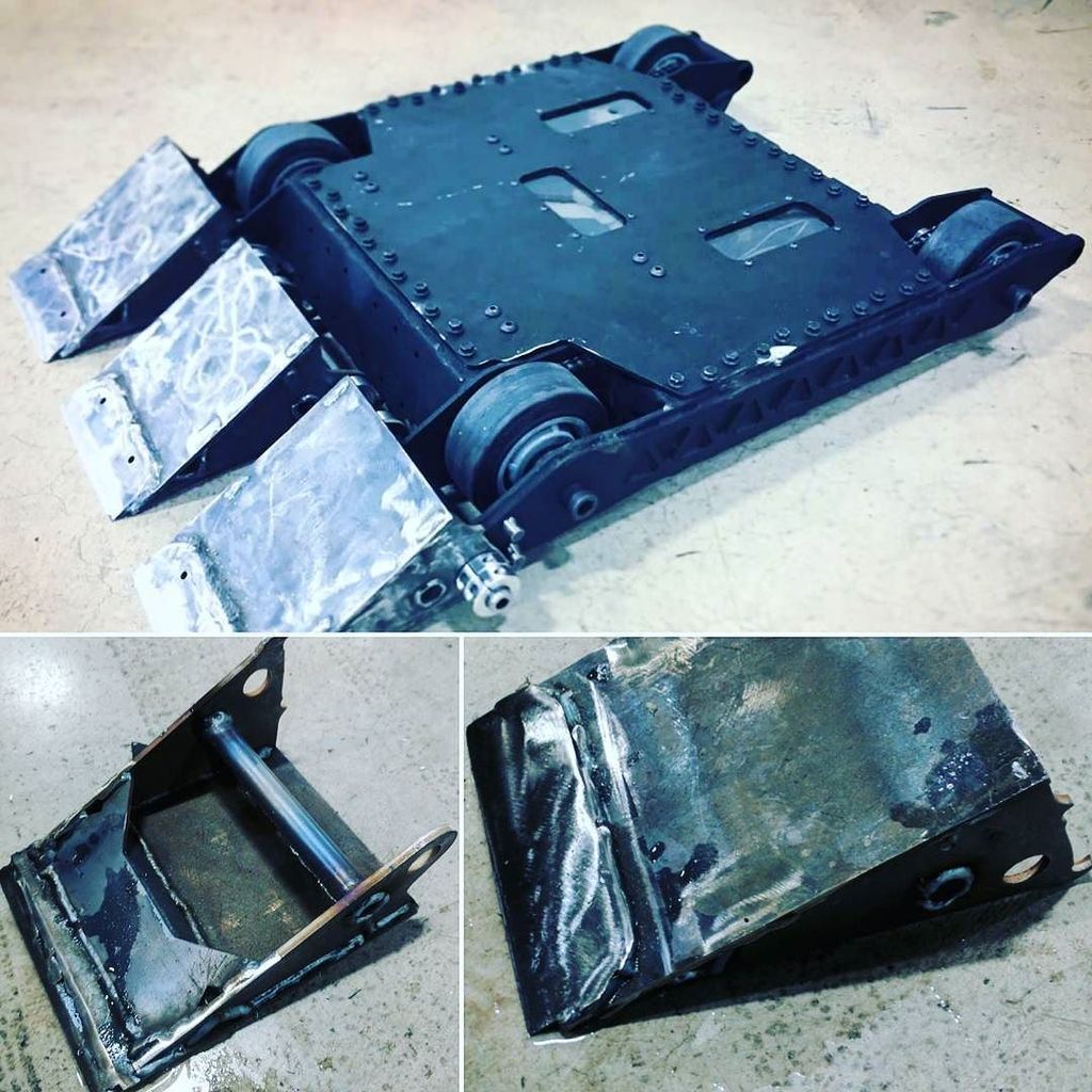 robertmasek's tweet image. Did some last minute repairs for @aptyxdesigns this weekend at #robogames2017. Luckily Ray brought a welder to use… ift.tt/2pg7W2l