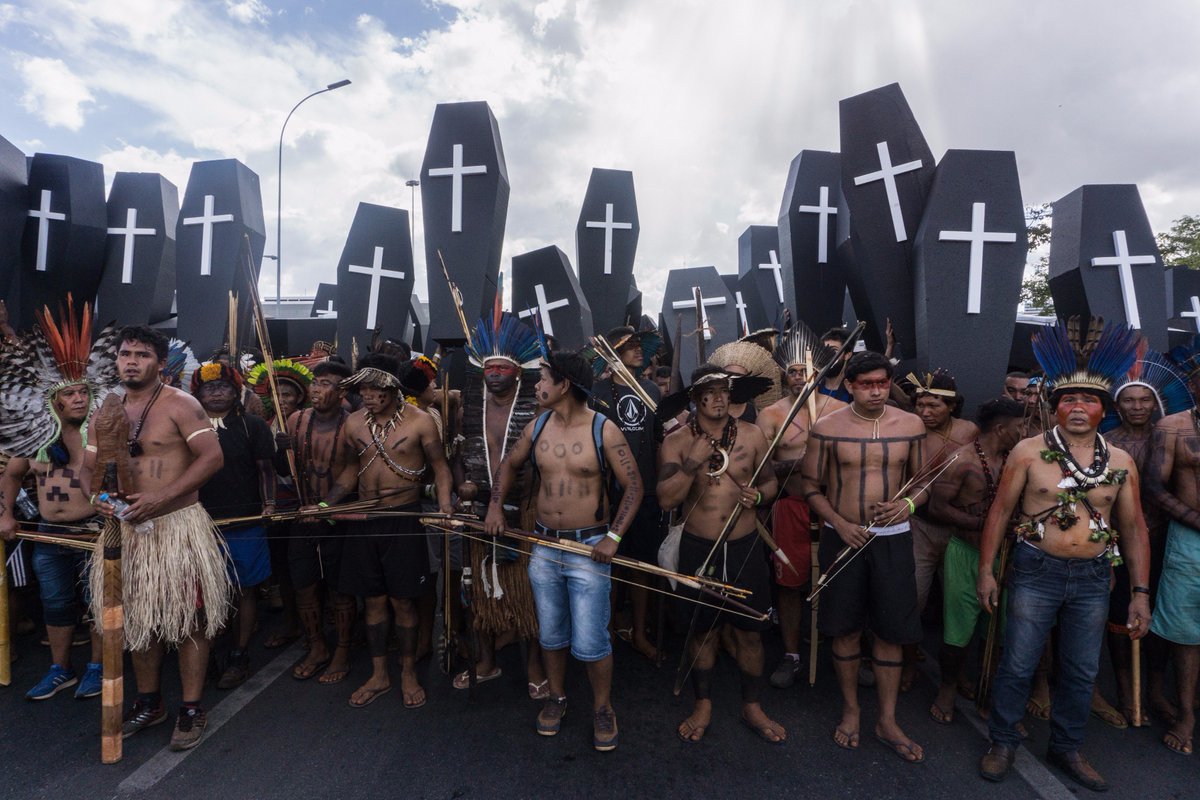 GreenpeaceBR's tweet photo. A marcha do #ATL contou com mais de 3 mil indígenas carregando caixões que simbolizavam o genocídio dos povos ao longo da história. https://t.co/Z1bk7Kl8jS