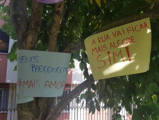 leandraleal's tweet photo. Olha que foda! Lembram aquele casal que sofreu homofobia de um dos vizinhos antes mesmo de se mudarem? A vizinhança preparou essa recepção. https://t.co/BLdqbrsbdS