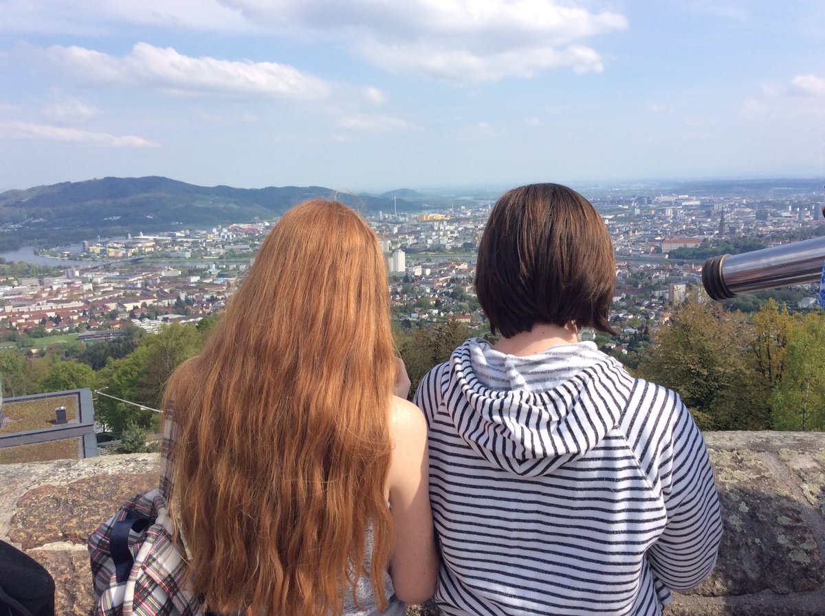 AwwauProject's tweet photo. Día 2: empiezan los ensayos del teatro, asistimos a clases, vemos #Linz y subimos a #Pöstlingberg con #Brixham @IESFatetar y #Ferentino https://t.co/Z9BjCpWd7N
