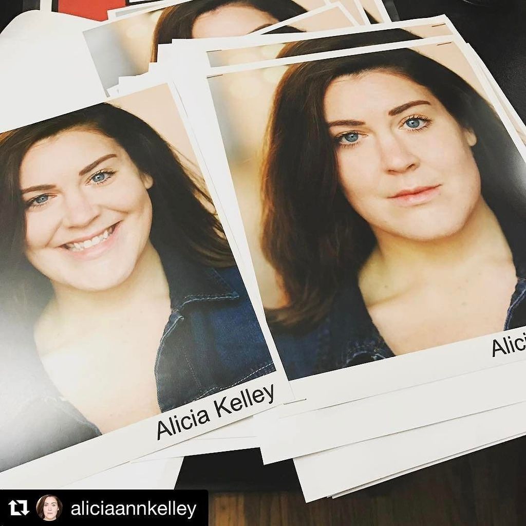 theactorsscene's tweet image. #Repost @aliciaannkelley
・・・
Headshot and resumes... #stapling #actors #businesscard #grateful ift.tt/2piNYGp