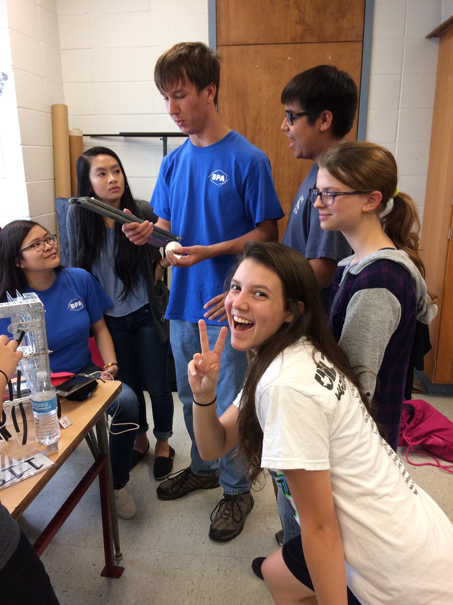 Helping out our sister team <a href="/TheBionicSharks/">BionicSharks #11826</a> #omgrobots