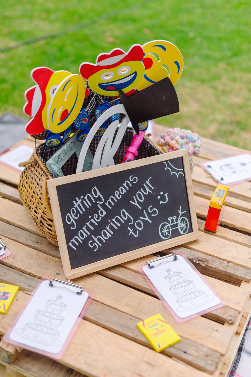 CraftCakery's tweet image. Check the blog for wedding ideas to entertain kids! 🖍 Activities help to keep parents hands-free 🍷