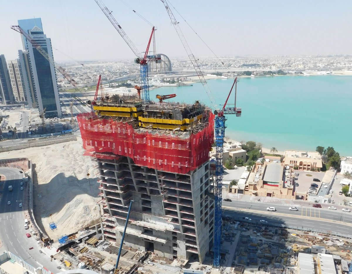 RaimondiCranes's tweet image. Three Raimondi luffers, one massive structure in #Qatar! Specs of the LR213 here: raimondi.co/crane/lr213/ #Cranes #HeavyLiftingSolutions