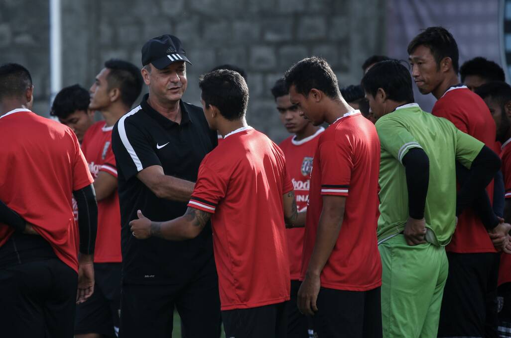 ANAK ASUH. Hans-Peter Schaller saat masih mendampingi anak asuhnya. Foto: Akun Twitter resmi Bali United @BaliUtd