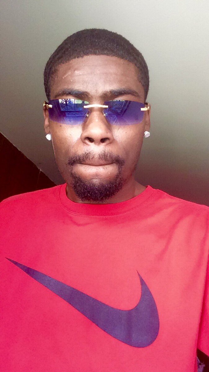 2REALTOBE100's tweet photo. 😎 https://t.co/5YG5209C6l
