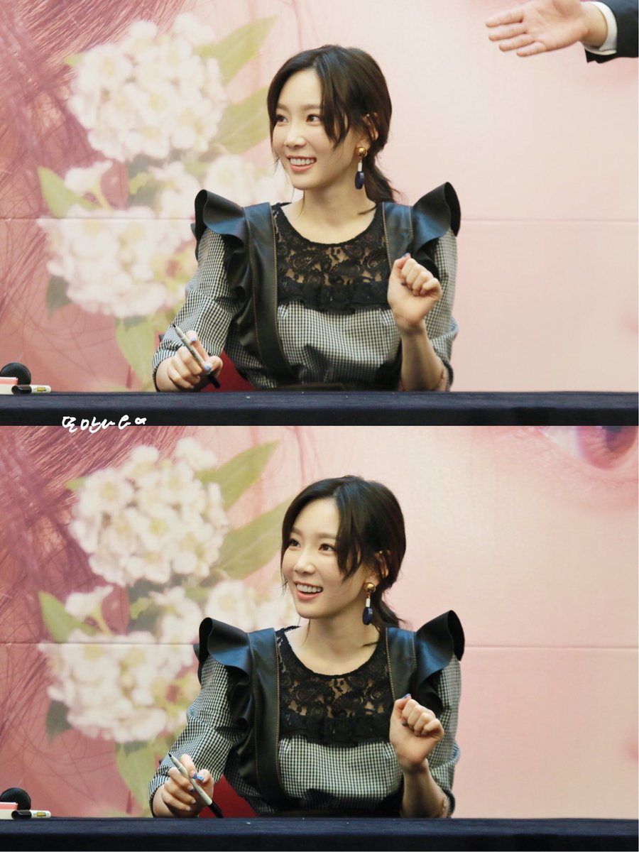 [PIC][16-04-2017]TaeYeon tham dự buổi Fansign cho “MY VOICE DELUXE EDITION” tại AK PLAZA vào chiều nay  - Page 5 C-TUD2cUAAAr-Y_