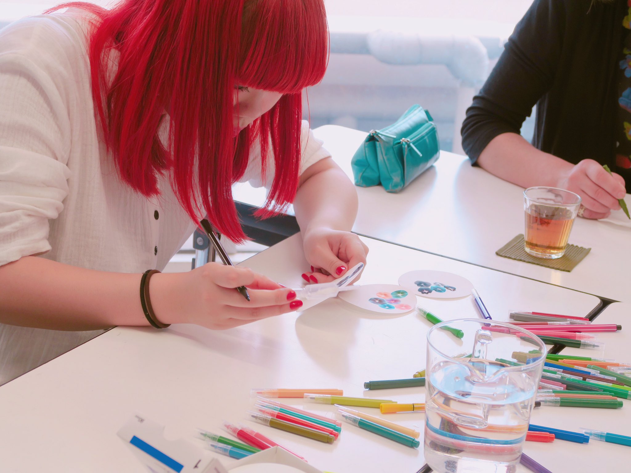 青山ビューティ学院高等部京都校 Twitter પર Abg東京校 です 理科の授業 色素分離の実験 水性サインペンでペーパークロマトグラフィーに印を付け 水を垂らすとあら不思議 にじむと色素が分解されます 違う色のペンでも同じ色素成分を確認できるという不思議