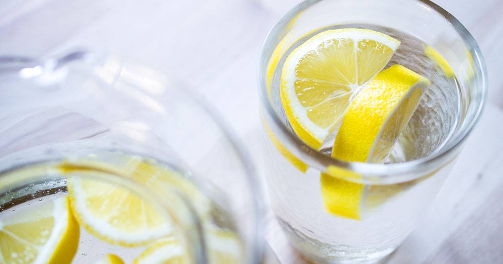 Start the day with a large glass of water with lemon or apple cider vinegar to help you start detoxing!

#detox #water #lemon