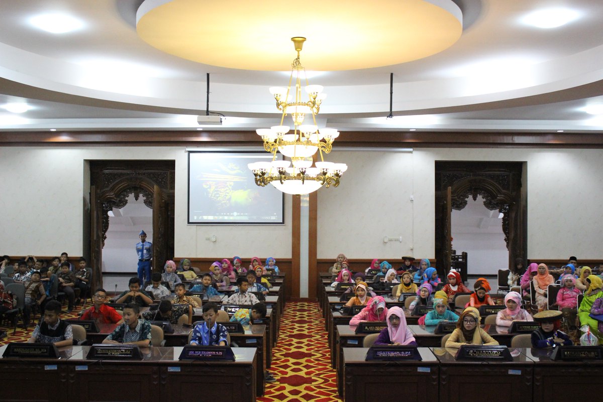 DPRD_kudus's tweet photo. Peringatan Hari Kartini tanggal 21 April 2017, Ketua DPRD Kab. Kudus, Masan, SE. MM,menerima kunjungan Siswa-Siswi MI Muhammadiyah Al Tanbih https://t.co/Ybaa0fHGaT