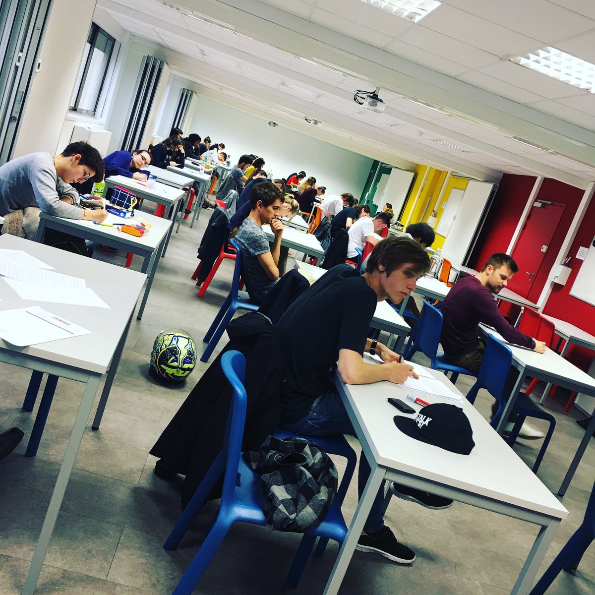Boidalon's tweet photo. Pdt ce tps là, chez #Mediaschool, insensibles au tumulte (et à la pluie), nos élèves planchent !
#Examen
#Avenir
#SupDeWebN
#ECSNice
#Nice06 https://t.co/JKpgy8f3oO