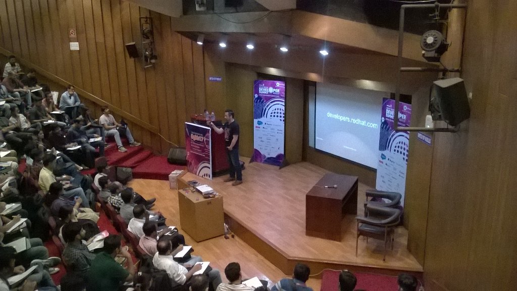 SBaitmangalkar's tweet image. #gids17 @burrsutter in action!! And its house full!! Amazing speaker!! #ReactiveMicroservices