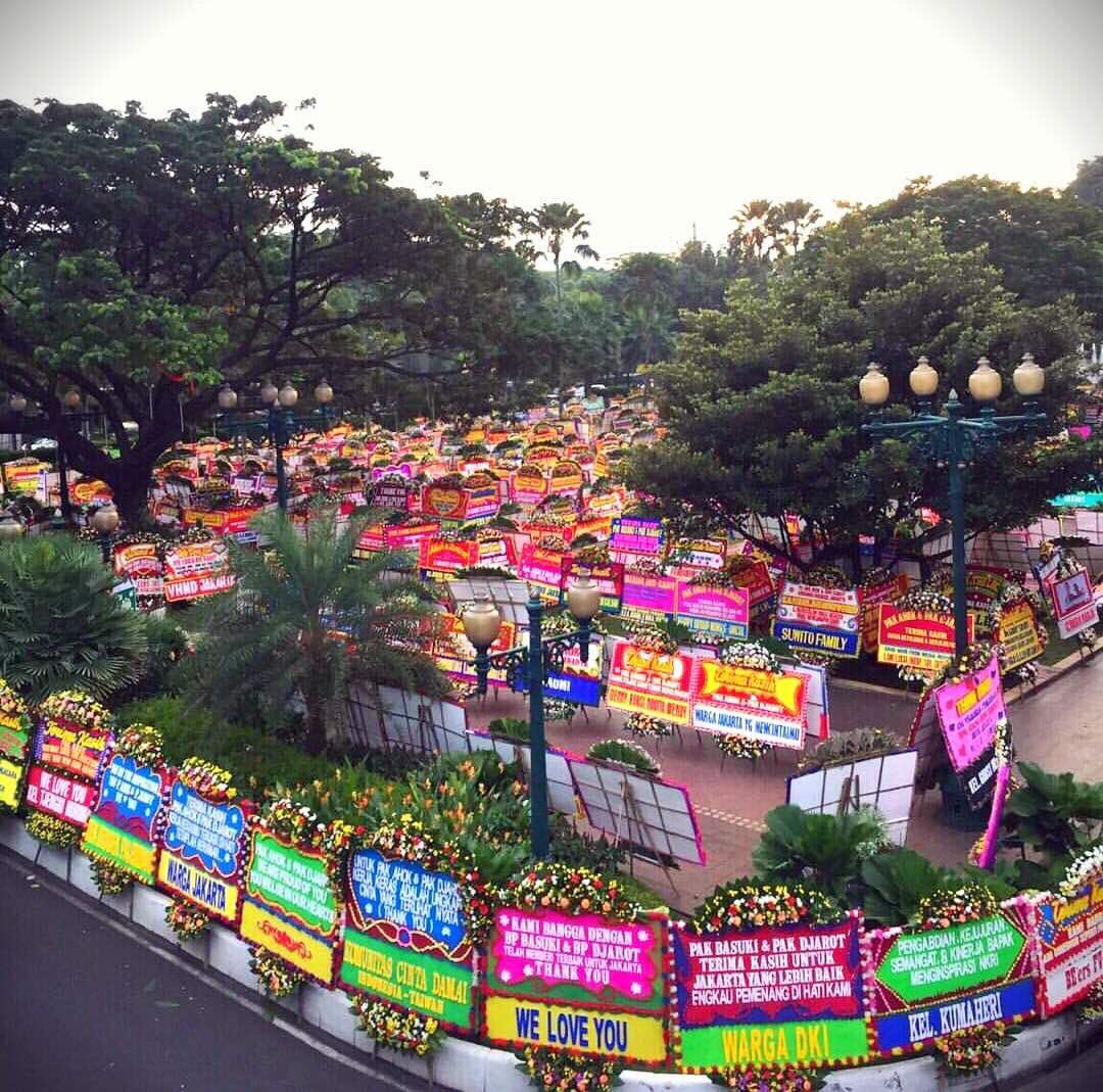 Inilah bukti pelayan yg sudah memenangkan hati rakyatnya. Banyaknya karangan bunga di Balaikota jd bukti cinta warga DKI #findingnemo