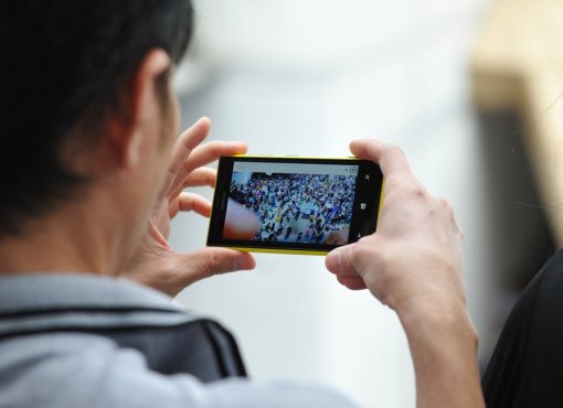 DigitalMktAsia's tweet image. #DataPick of the day: People on-the-go lead #content consumption on #mobile goo.gl/cjrO7F #Smartphones @globalwebindex